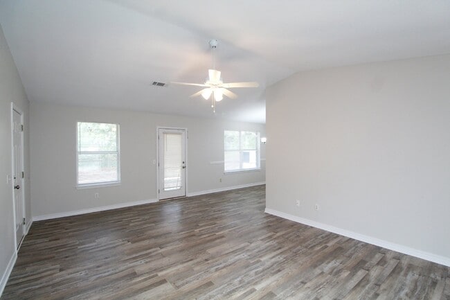 Building Photo - Southwest Pensacola Home – 3 Bedrooms, Gar...