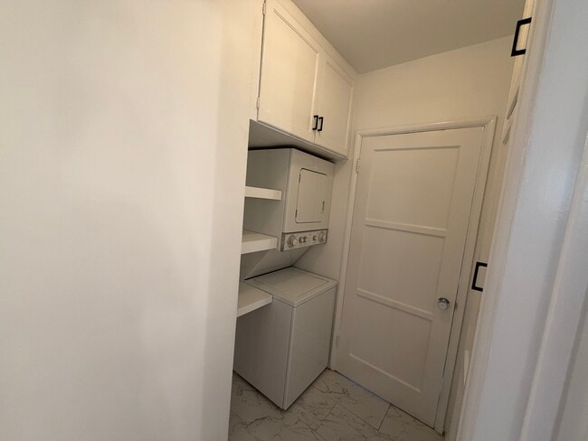 Building Photo - 124 N Beachwood Dr