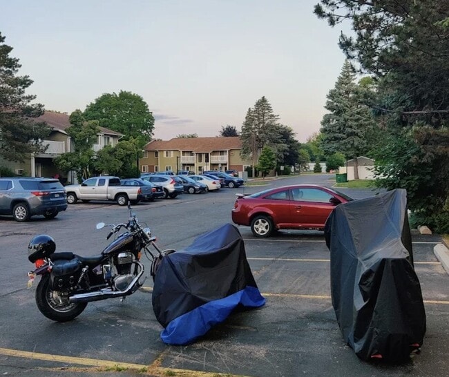 Building Photo - 260 N Maple Rd