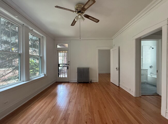 Building Photo - ?? Cozy 1BR Retreat in Hyde Park – Heat & ...