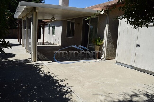 Building Photo - 4 bedroom, 3 bath house with den/office