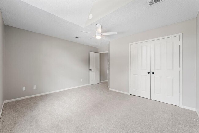 Building Photo - 6 Woodmere Pl