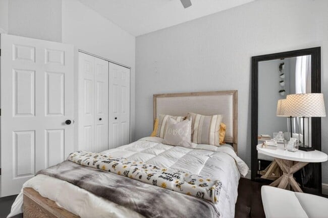 Building Photo - 203 E Thatch Palm Cir