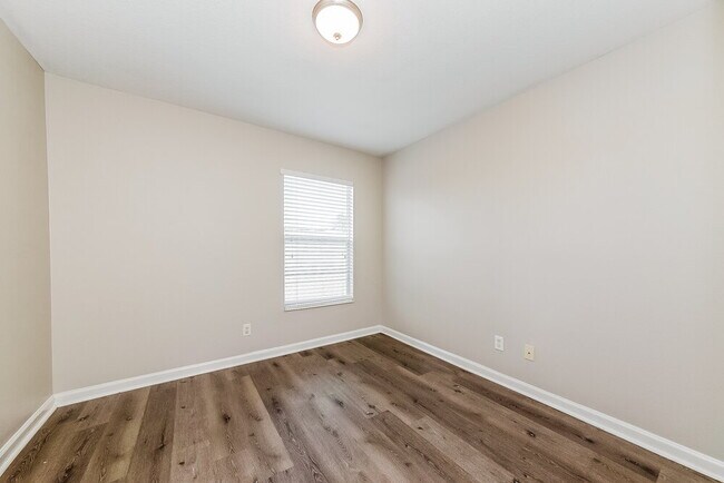 Building Photo - 5810 100th Ave E