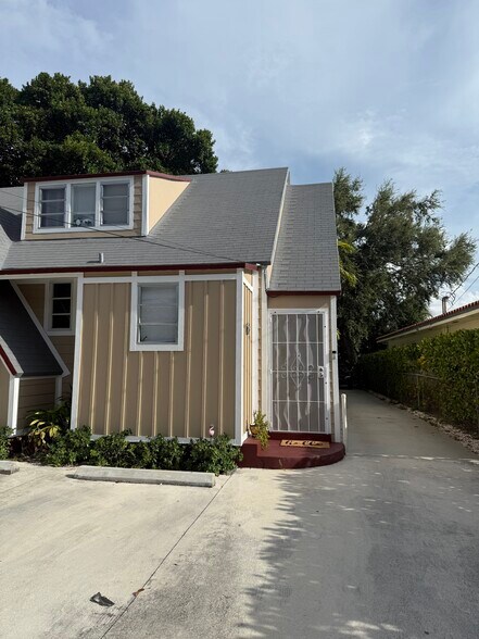 Building Photo - 1410 SW 19th Ter