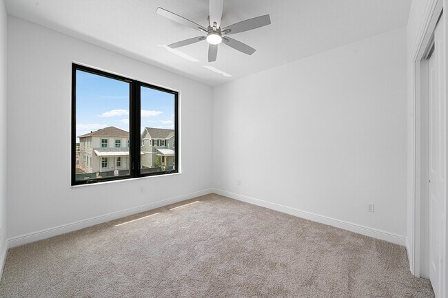 Building Photo - 920 SW Newfield Ave