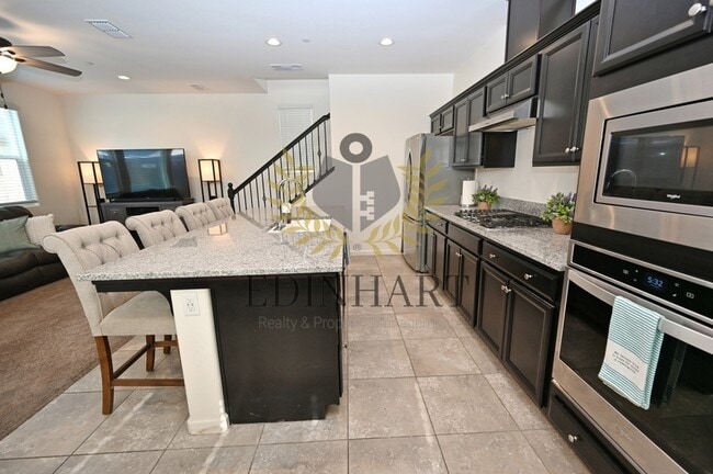 Building Photo - 893 Fir St W