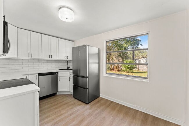 Building Photo - Renovated 2 Bedroom Home on Spacious Corner Lot