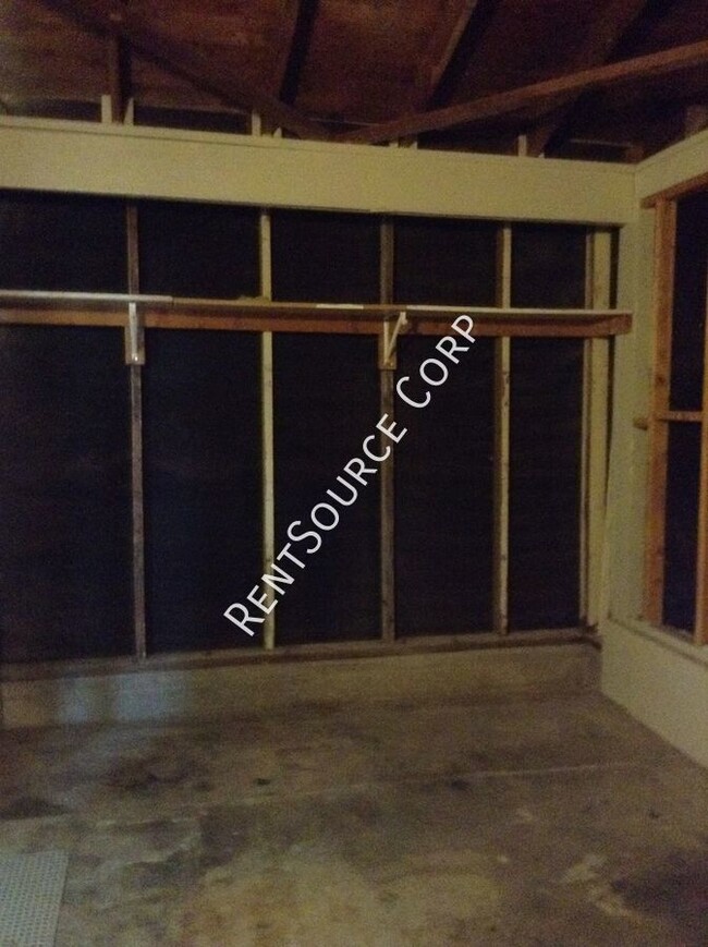 Building Photo - 2 Bedroom Condo For Rent in Barstow