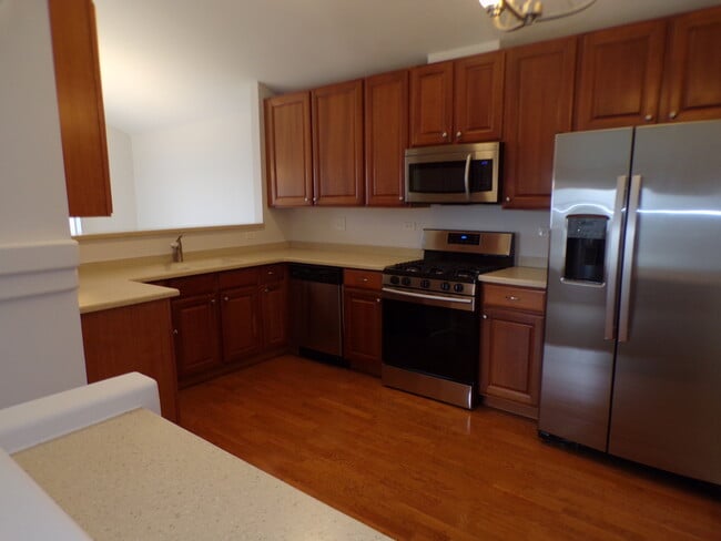 Building Photo - 583 S Parkside Dr