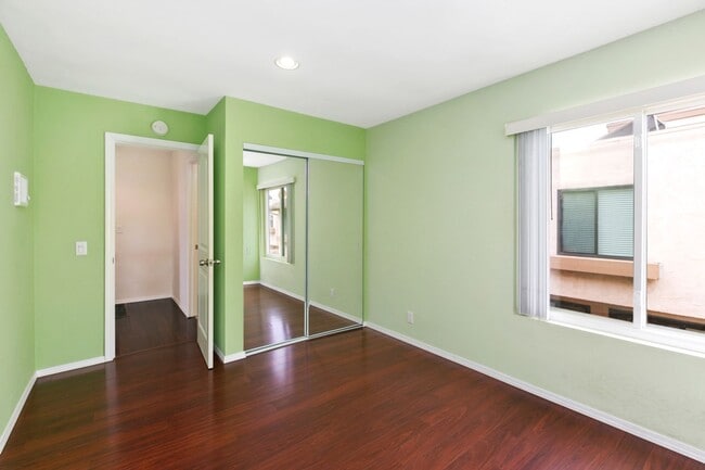 Building Photo - Woodlands South - La Jolla Townhome