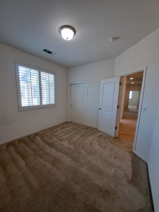 Building Photo - Beautiful 4 Bedroom Home Near Island Water...