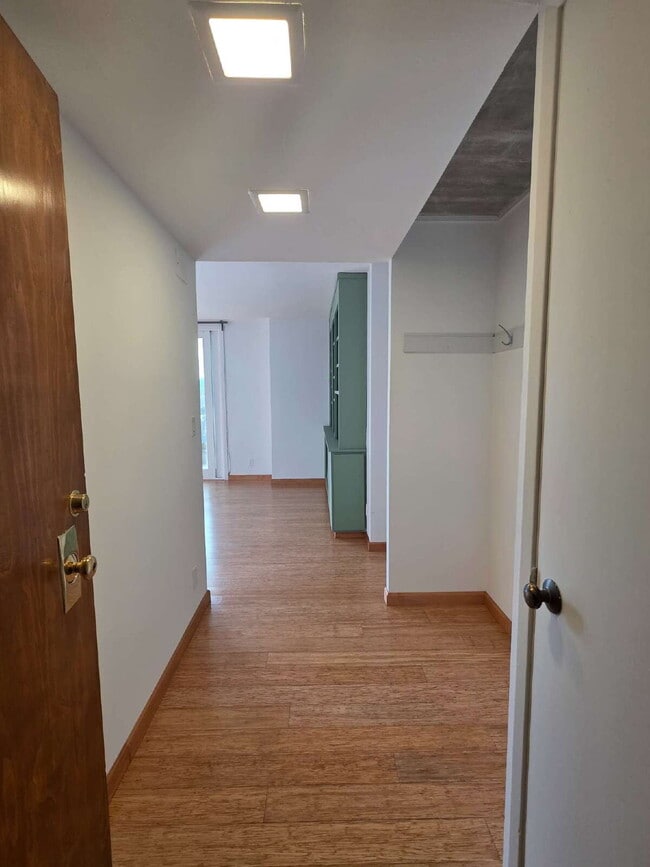 Building Photo - Super Spacious 1 Bedroom- Views of the City - Water and Garbage Included