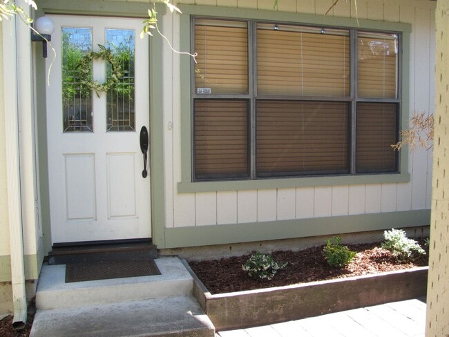 Building Photo - King Courts Condo! Backs to the Park! Bloc...