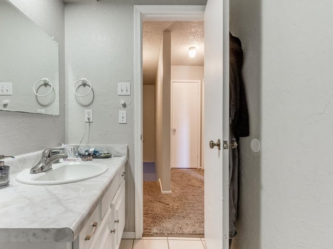 Building Photo - 6916 Woodlake Dr