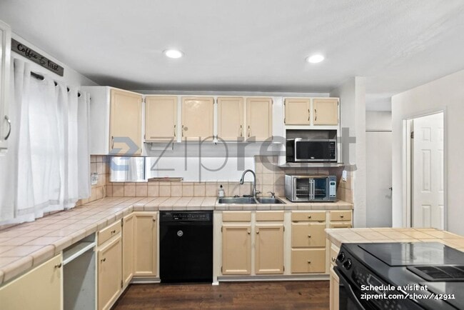 Building Photo - 1425 Valerie Ln