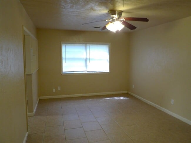 Building Photo - 1033 SE Alta Ln