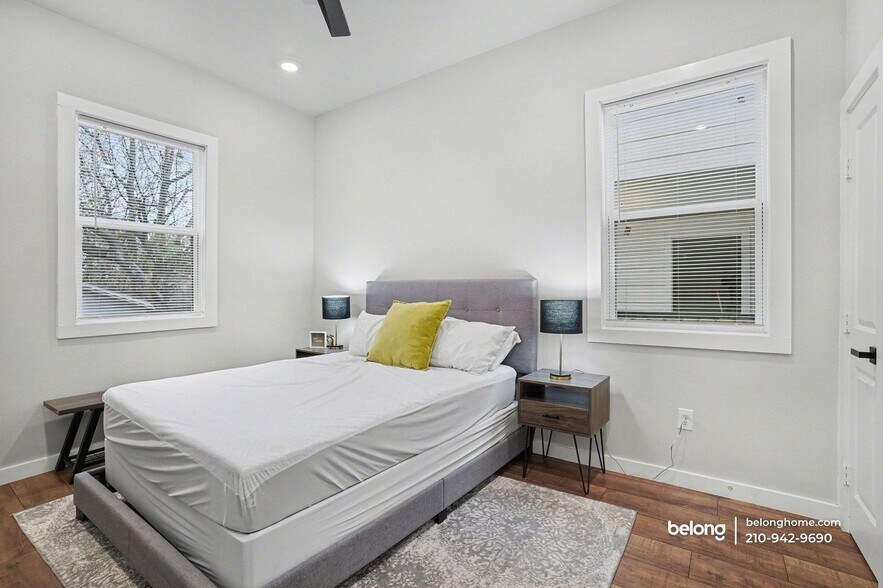 Building Photo - 1725 E Crockett St