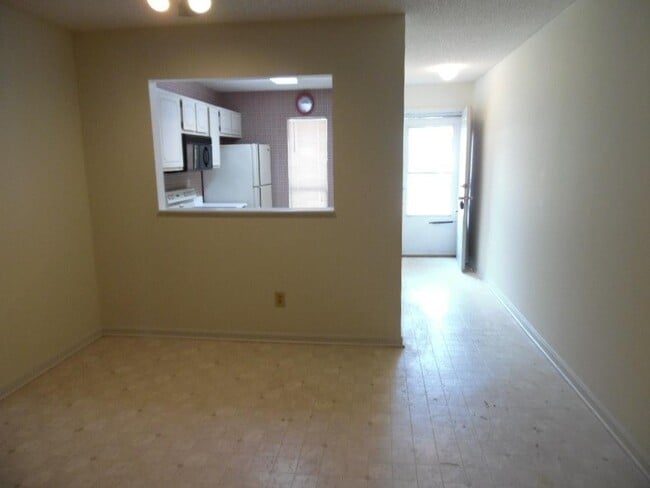 Building Photo - 910 Brett Dr