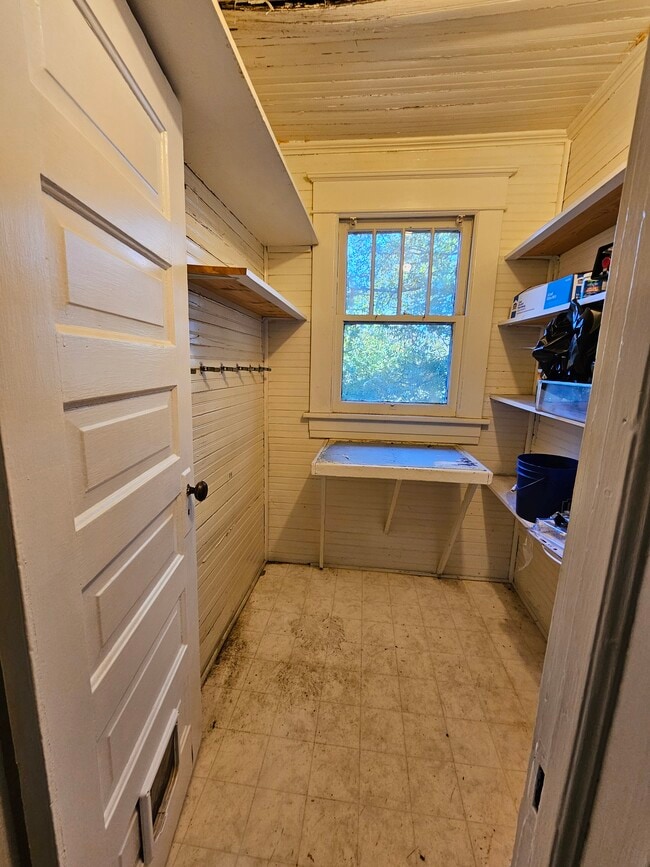 Building Photo - 920 N Church St