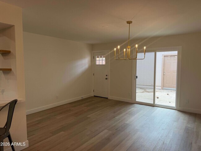 Building Photo - 943 N Revere