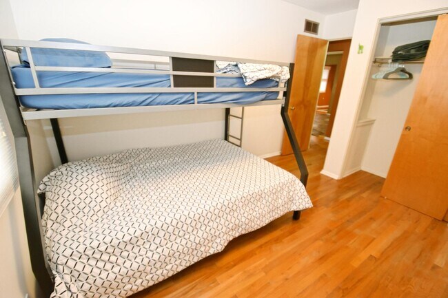 Building Photo - Furnished or unfurnished 4 bedroom 3 full bath home near the University of Notre Dame.