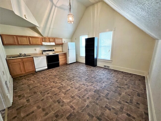 Building Photo - 915 W 4th Ave