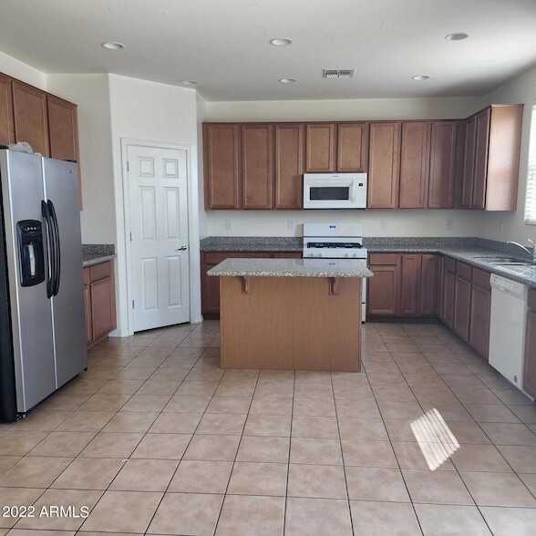 Building Photo - 10872 S 175th Dr