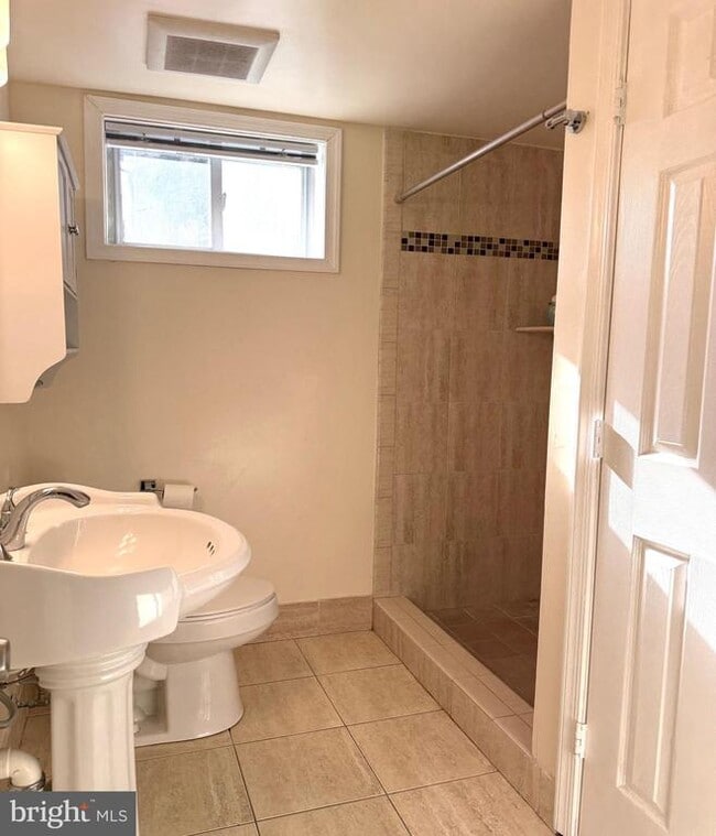 Building Photo - 701 N Vermont St