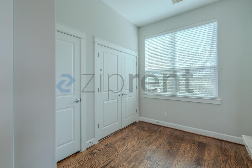 Building Photo - 850 W 20th St