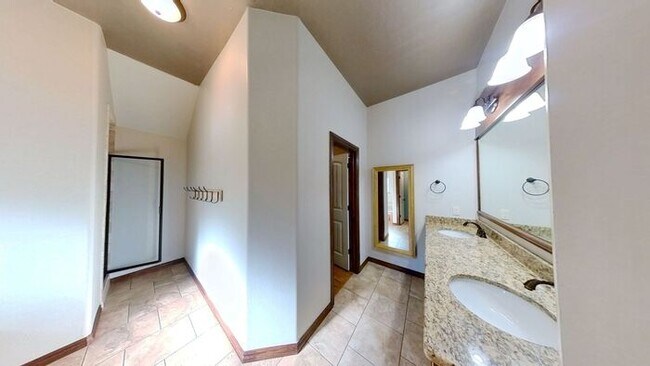 Building Photo - Yukon 4 Bed