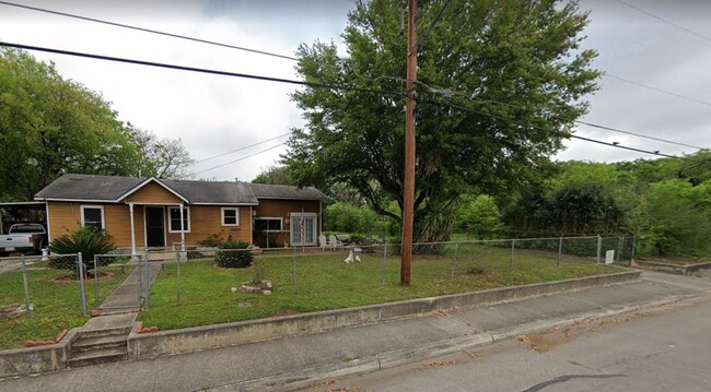 Building Photo - Spacious Home Near Downtown