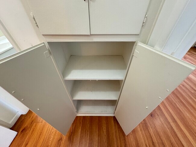 Building Photo - 521 S Manhattan Pl