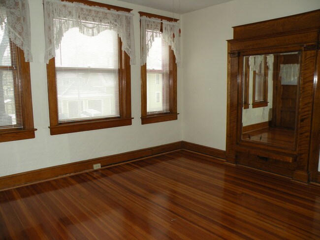 Primary Photo - 513 E Miller St