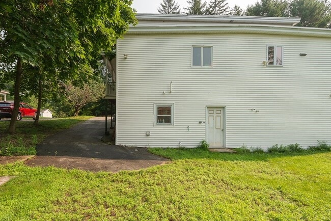 Building Photo - 10-12 Broadway St