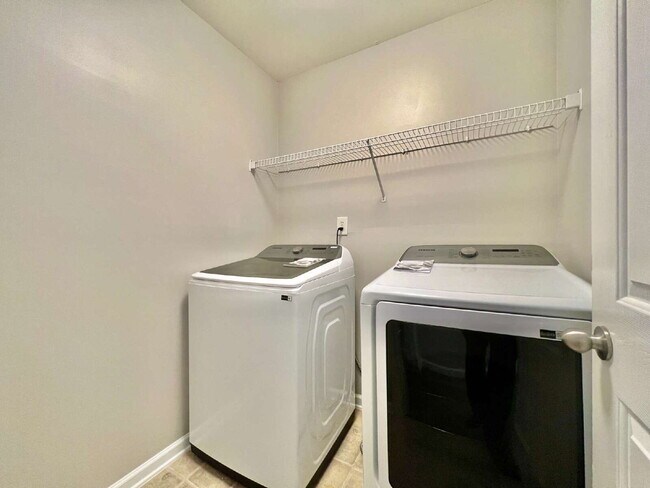 Building Photo - SPACIOUS 3 BEDROOMS!