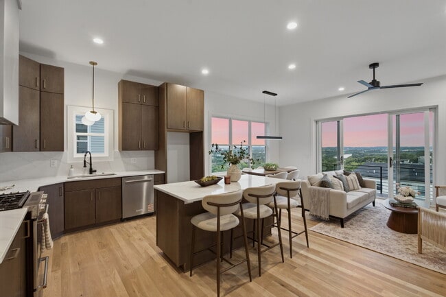 Building Photo - "Spacious 4-Bed, 4.5 bath, AMAZING views, fenced in yard