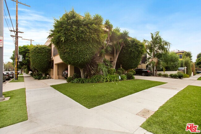 Building Photo - 8440 Willoughby Ave