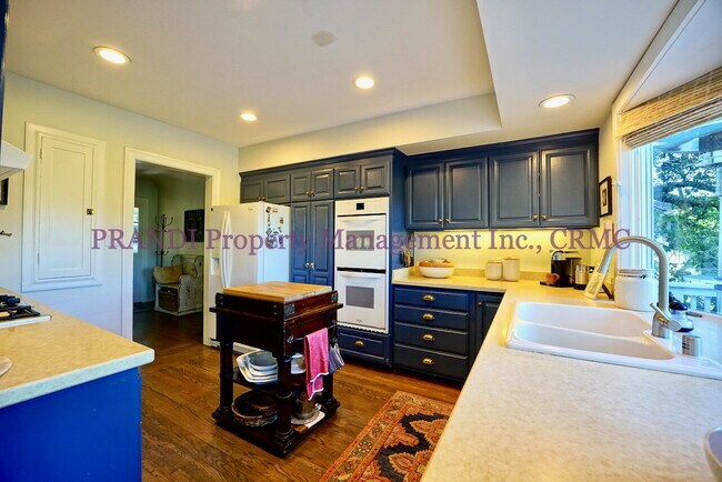 Building Photo - 3-Bedroom, 3-Bath Home with Expansive View...