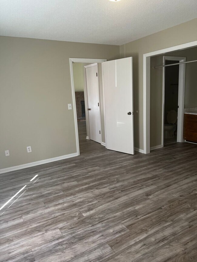 Building Photo - 5300 Dandelion Dr