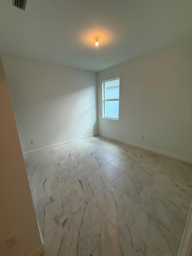 Building Photo - 13509 SW Bally Dr