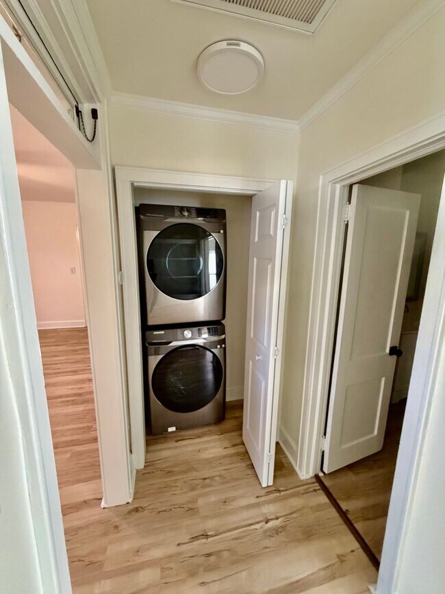 Building Photo - Bungalow in Desirable Rosewood area