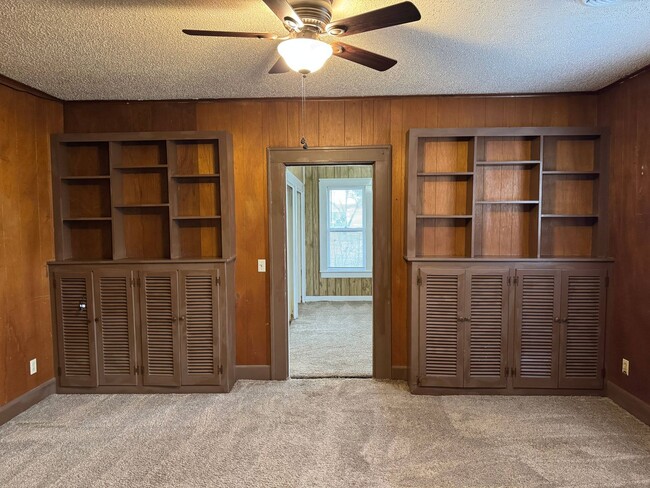 Building Photo - 5 Bed 2 Bath Home w/ 6.14 Acres In Iowa Park ISD.