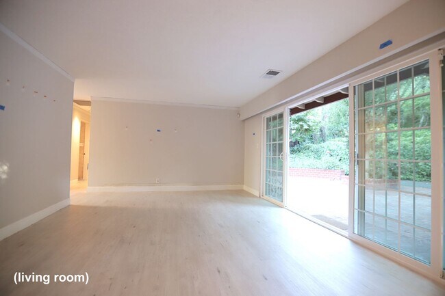 Building Photo - Santa Rosa: 3 bedroom, 2 1/2 bath Home wit...