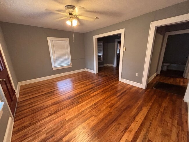 Building Photo - 3 Bedrooms- 1 Bathroom- House in East Rome!