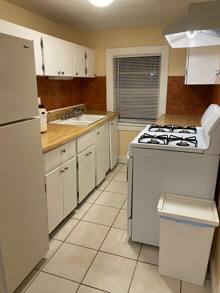 kitchen - 1527 1/2 Beach Dr SE