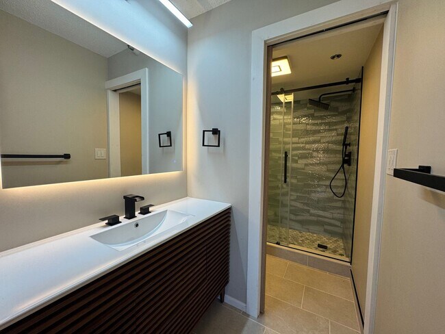 Building Photo - Luxurious Double Suite Condo With 2 Full Baths and Sunroom In Desired Belvedere Condominiums