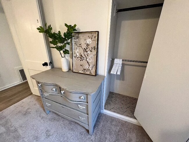 Building Photo - 913 E Gift Ave