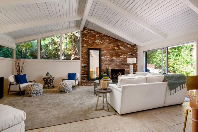 Building Photo - 905 Camino Viejo Rd