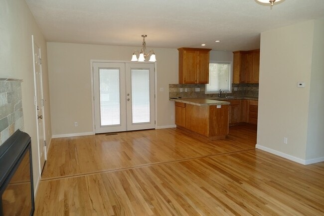 Building Photo - SE Garrett Dr - Milwaukie 3 bedroom with hardwood floors